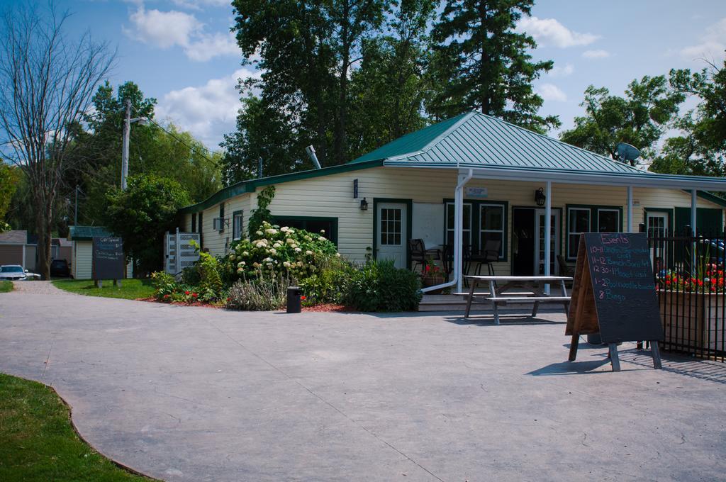Woodland Estate Resort Campbellford Exterior photo